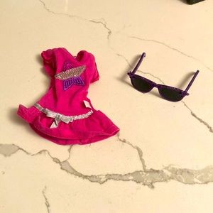 Wellie Wishers pink star shirt and purple sunglasses.